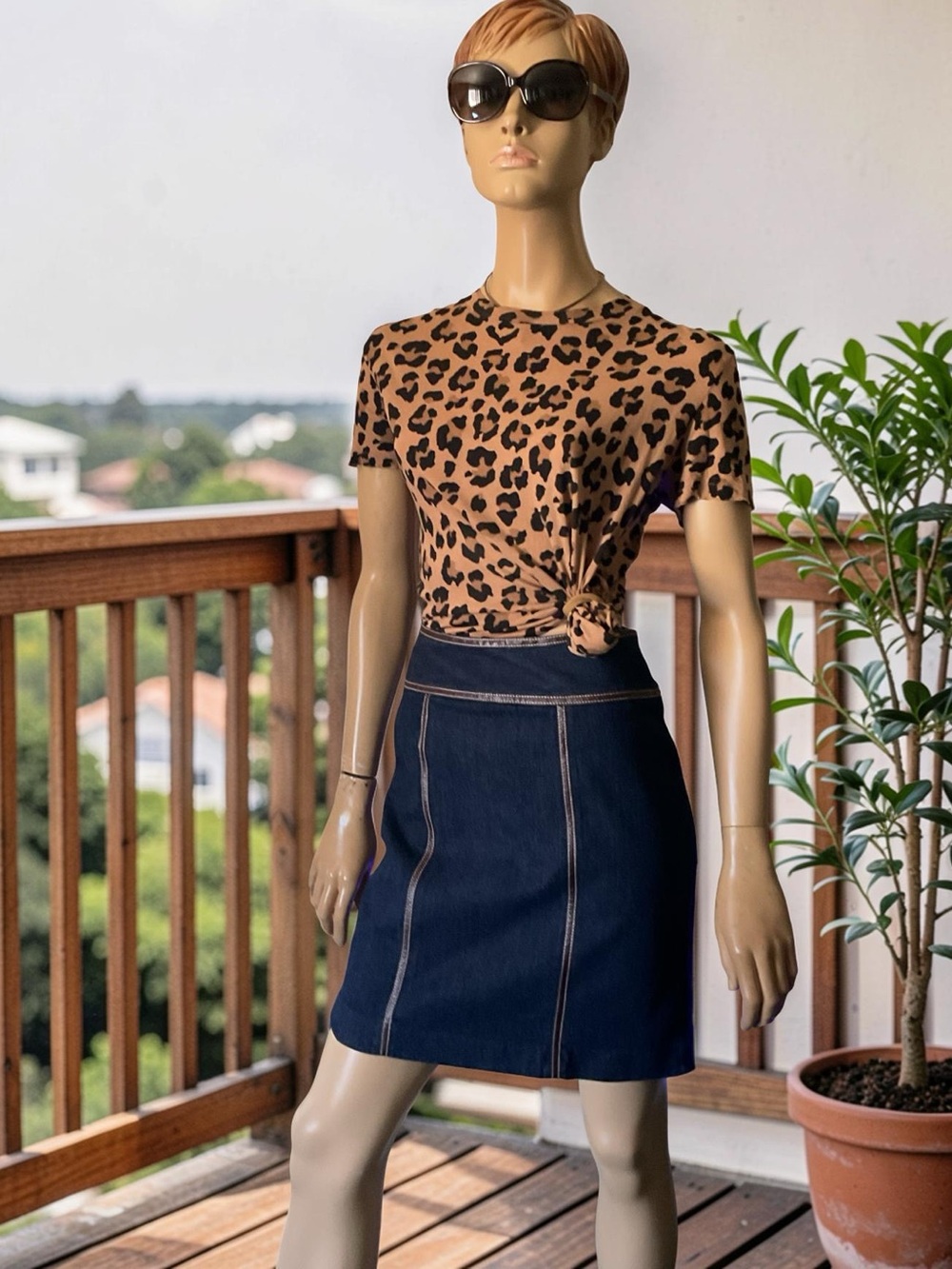 MICHAEL KORS  DARK BLUE DENIM SKIRT WITH FAUX LEATHER TRIM SIZE 4
